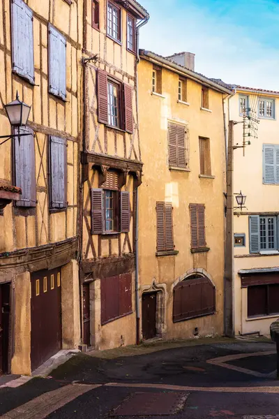 Şehrin eski sokağındaki virajda yarı keresteli tarihi malikaneler. Hırsızlar, Puy-de-Dome, Fransa.