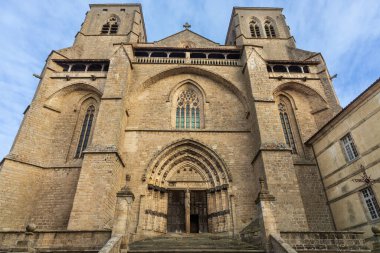 Saint-Robert Manastırı Kilisesi cephesinde Gotik mimari sergileniyor. La Chaise-Dieu, Auvergne, Fransa.