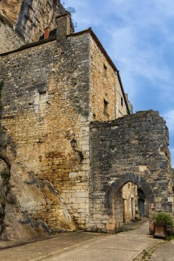 Porte Hugon kapıları (Haut de Coustalou) olan eski ortaçağ takviye duvarının kalıntıları. Rocamadour, Occitanie, Fransa.