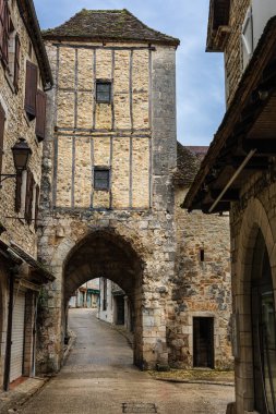 Orta Çağ yarı keresteli kule kemerli Porte Somon ve içinden geçen sokak. Rocamadour, Occitanie, Fransa.