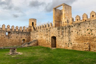 Frias Kalesi 'nin iç avlusu, yeşil çimlerle kaplı ve kuleleri olan kale duvarlarıyla çevrili. Frias, Burgos ili, İspanya.