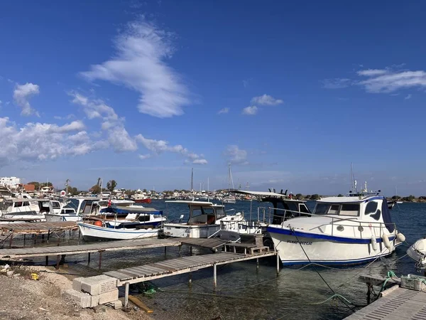 位于伊斯拉尔岛北部的地中海港口的景观 — 图库照片