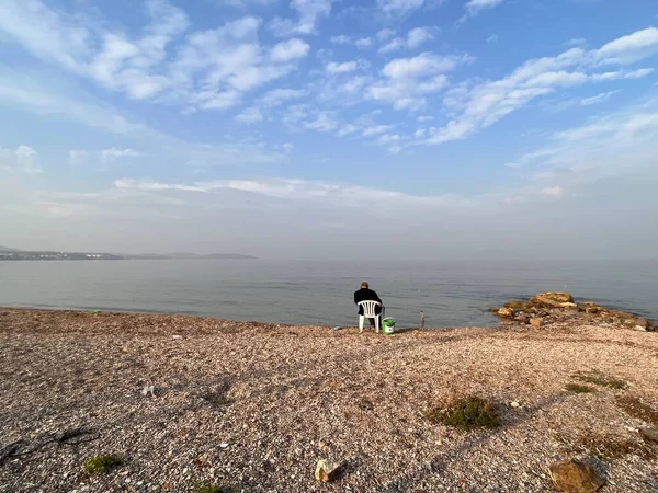 Homem Está Sentado Cadeira Pescando Praia — Fotografia de Stock