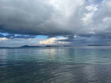 Bulutlardaki deniz ve gökyüzünün güzel bir görüntüsü.