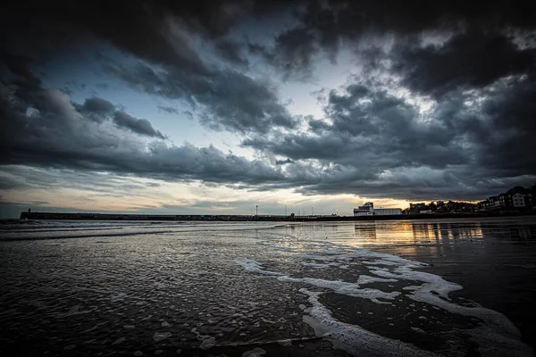 Marea Retrocede Playa Sunny Sands Folkestone Atardecer Nubes Tormenta Mueven —  Fotos de Stock