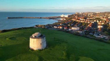 Folkestone 'daki Martello Kulesi' nin yanında Folkestone limanı ve kasabası olan bir sinek..