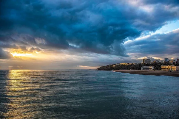 Nubes Tormenta Reúnen Sobre Costa Folkestone Kent Como Sol Poniente —  Fotos de Stock