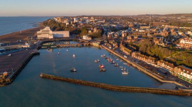 Folkestone Limanı 'nın arka planında Folkestone kasabası ve yüksek gelgitler var..