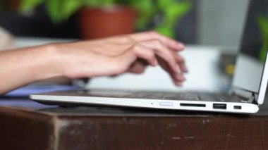 Klavyede genç bir profesyonelin zarif elleri ve bir dizüstü bilgisayarı kullan 