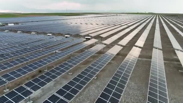 Panning Drönare Skott Solar Farm — Stockvideo