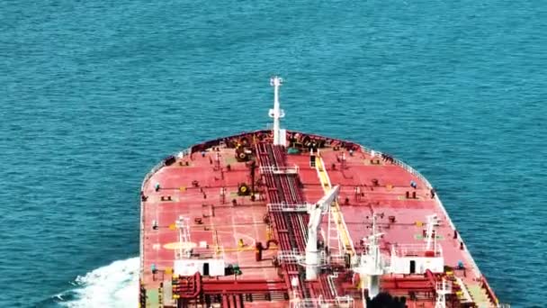 Εναέρια Πλάνα Από Εξαιρετικά Μεγάλο Πλοίο Μεταφοράς Εμπορευματοκιβωτίων Στη Θάλασσα — Αρχείο Βίντεο