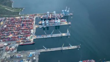 Lojistik ve taşımacılık konteyner kargo gemisinin güneş doğarken, lojistik vinç bridge Tersanesi çalışma ile ithalat ihracat ve Sanayi arka plan taşıma