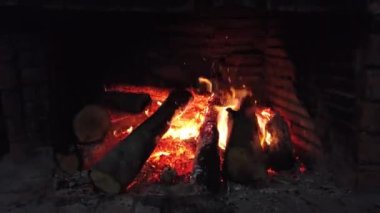 Yanan ateş. Şenlik ateşi. Siyah arkaplanda yanan alevlerin yakınlaşması
