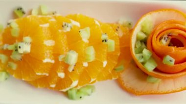 Organik portakal parçalara ayrıldı.