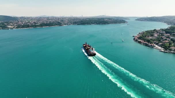 航空トップビュー物流 輸入または輸送のための美しい波のパターンと緑の海にコンテナ船のフルロードコンテナ — ストック動画