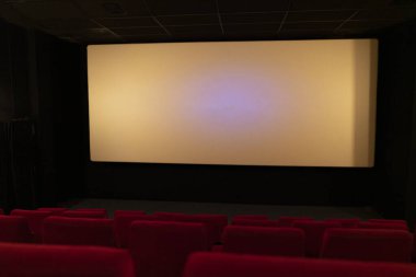 Kırmızı koltukları ve ışıkları olan sinema salonu 