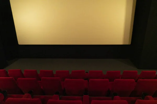 Kino Czerwonymi Fotelami Światłami — Zdjęcie stockowe