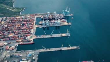 Yüklü kargo gemisiyle birlikte konteyner avlusunda daireler çizerek atış. -