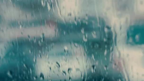 Vezetni Esőben Egy Törött Ablaktörlővel Szelektív Összpontosítás Esőcseppekre Szélvédőn — Stock videók
