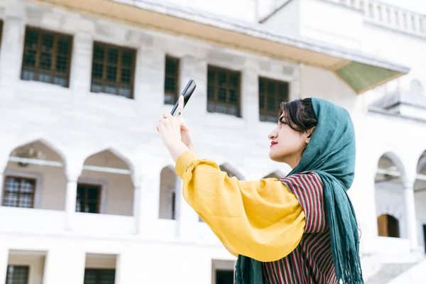 Ung Muslimsk Kvinna Som Bär Hijab Och Använder Smartphone Och — Stockfoto