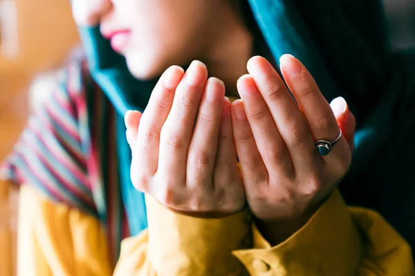 Moslim Vrouw Hoofddoek Hijab Bidt Met Haar Handen Lucht Moskee — Stockfoto