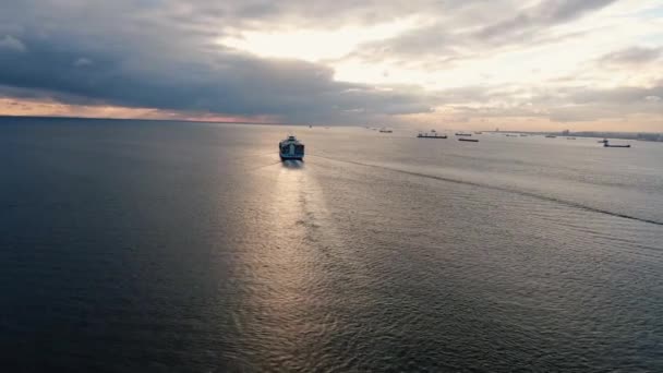항구에서 화물을 운송하기 바다를 항해하는 컨테이너선을 공중에서 바라본다 — 비디오