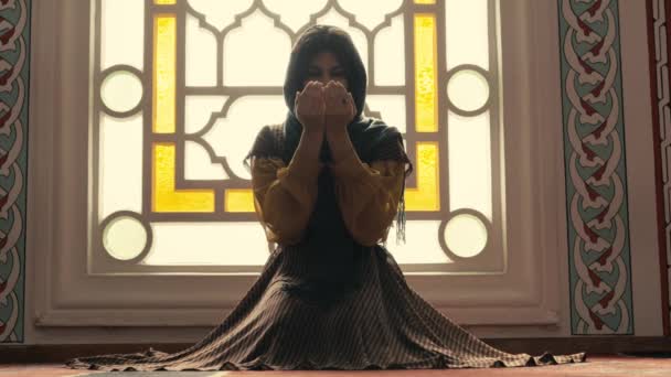 Muslimka Hlavni Hidžábu Rukama Vzduchu Mešitě Koncepce Modlení Náboženství — Stock video
