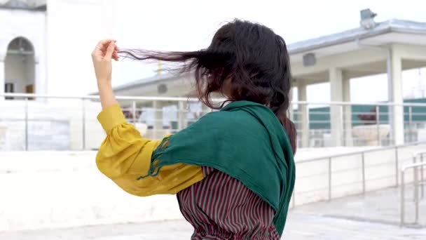 Μέση Ανατολή Γυναίκα Χορεύει Εξωτερικούς Χώρους — Αρχείο Βίντεο