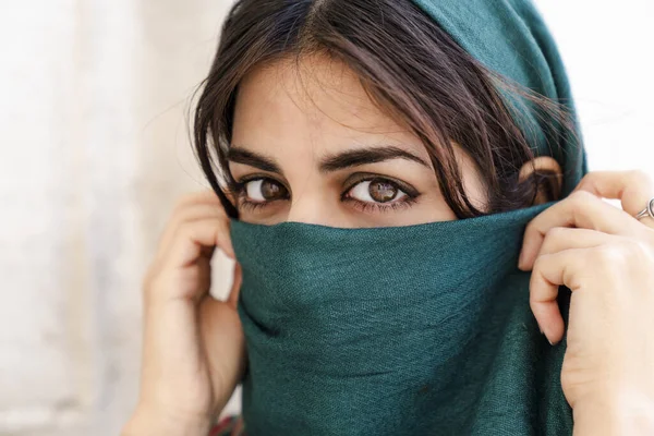 Mellanösterns Kvinnoporträtt Mellanösternkvinna Porträtt Ung Arabisk Kvinna Hijab Med Svarta — Stockfoto