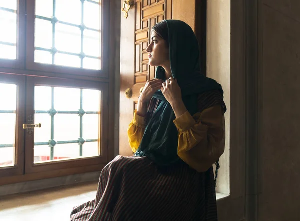 Moslim Vrouw Hoofddoek Hijab Bidt Met Haar Handen Lucht Moskee — Stockfoto