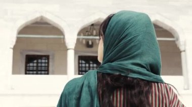 Ortadoğulu şallı bir kadın.