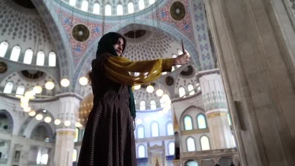 Μουσουλμάνα Στο Τζαμί Μουσουλμάνα Γυναίκα Μαντίλα Και Μαντίλα Προσεύχεται Στο — Αρχείο Βίντεο