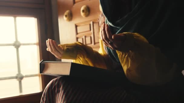 Μουσουλμανική Γυναίκα Που Διαβάζει Κοράνι Στο Τζαμί — Αρχείο Βίντεο