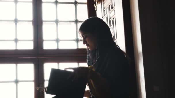 Μουσουλμανική Γυναίκα Που Διαβάζει Κοράνι Στο Τζαμί — Αρχείο Βίντεο