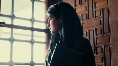 Müslüman kadın camide kuran okuma