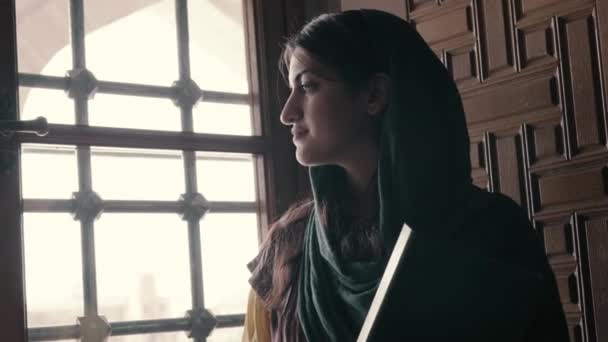 Müslüman Kadın Camide Kuran Okuma — Stok video