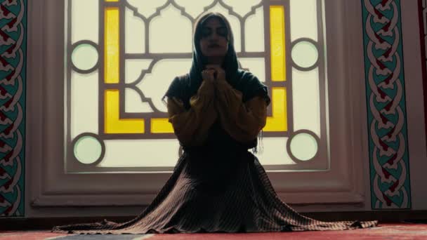 Muslimische Frau Mit Kopftuch Und Hidschab Betet Moschee Mit Erhobenen — Stockvideo