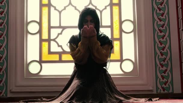 Mulher Muçulmana Lenço Cabeça Hijab Reza Com Mãos Mesquita Conceito — Vídeo de Stock