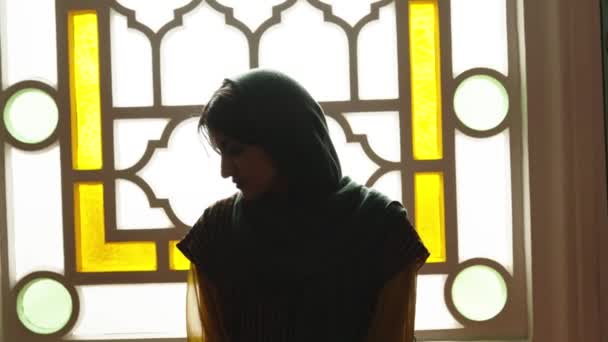 Türbanlı Tesettürlü Müslüman Kadın Camide Elleri Havada Dua Ediyor Din — Stok video