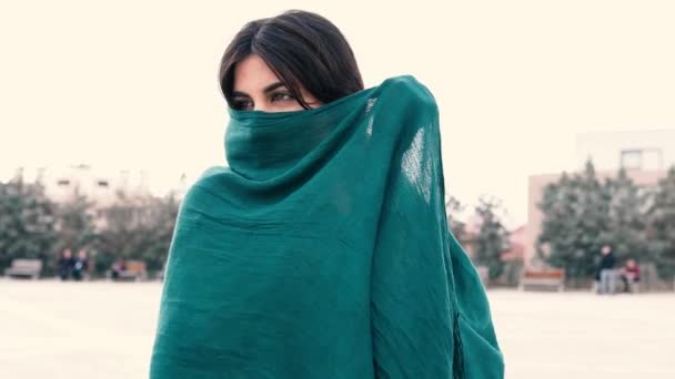 Frau Aus Dem Nahen Osten Mit Tüchern — Stockvideo