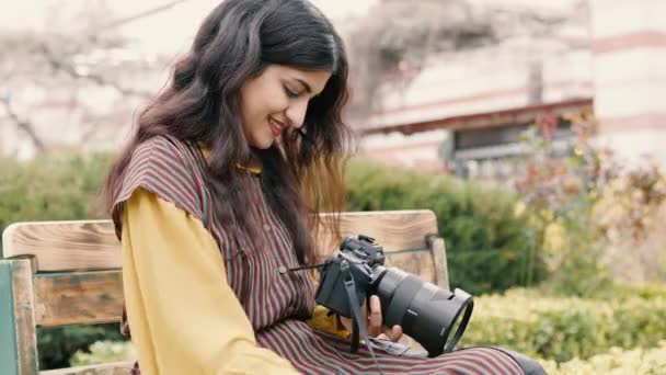 ヒジャーブを身に着けている若いアラブ人観光客の女性 市内観光中にカメラを使用 — ストック動画