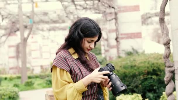 Νεαρή Άραβα Τουρίστρια Φορώντας Μαντίλα Χρησιμοποιώντας Κάμερα Κατά Διάρκεια Των — Αρχείο Βίντεο