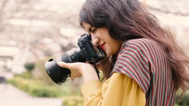 Joven Turista Árabe Usando Hijab Usando Cámara Durante Turismo Ciudad — Vídeo de stock