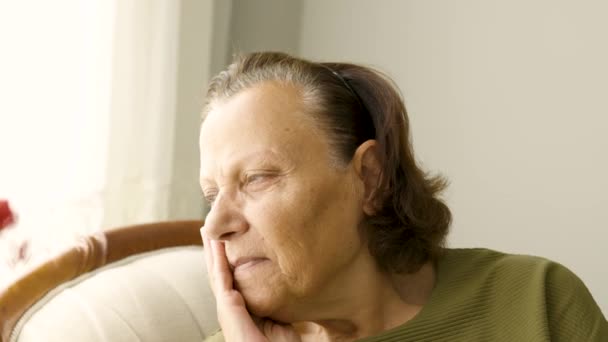 Koltukta Oturan Düşünceli Yaşlı Kadın — Stok video