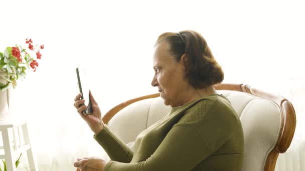 Snímek Šťastné Starší Ženy Odpočívající Pohovce Svým Digitálním Tabletem Doma — Stock video