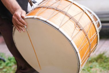 Ramazan davulcusu, insanları davul sesiyle uyandıran kişidir. Ramazan 'da geceleri sokaklarda yürürken.