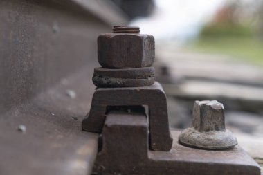 Paslı tren yolunda fındık ve cıvatalara yakın çekim