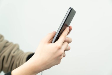 Cep Telefonu Tutan Kadının Kesilen Elleri