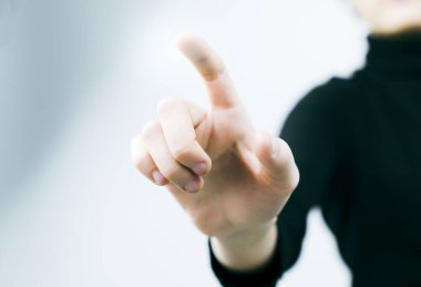 İş kadınının dijital ekrana parmaklarıyla dokunuşunu kapat