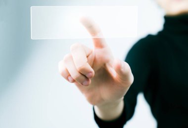 İş kadınının dijital ekrana parmaklarıyla dokunuşunu kapat